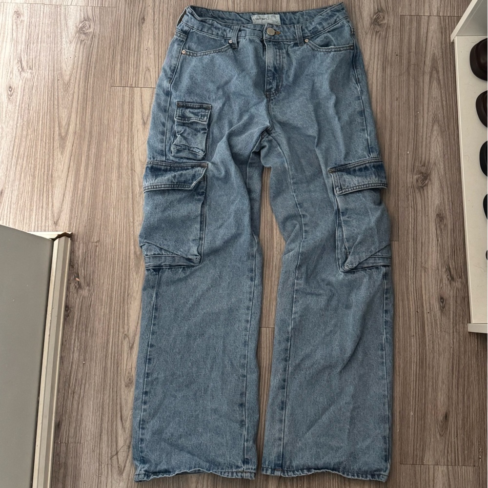 Women’s high rise light wash cargo jeans size 27